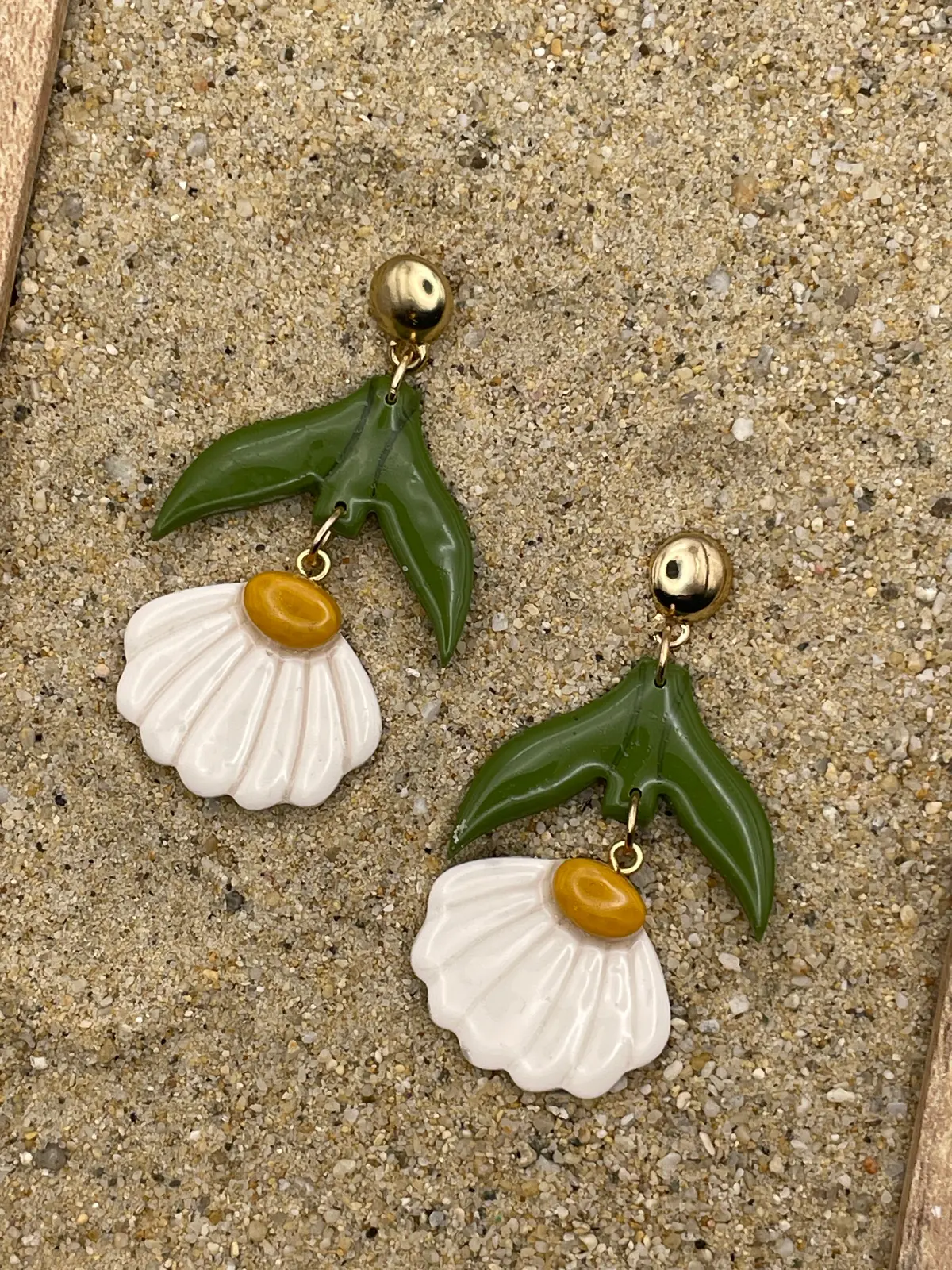 Spring Fling - White Daisy Dangle Earrings: Handmade Polymer Clay 1